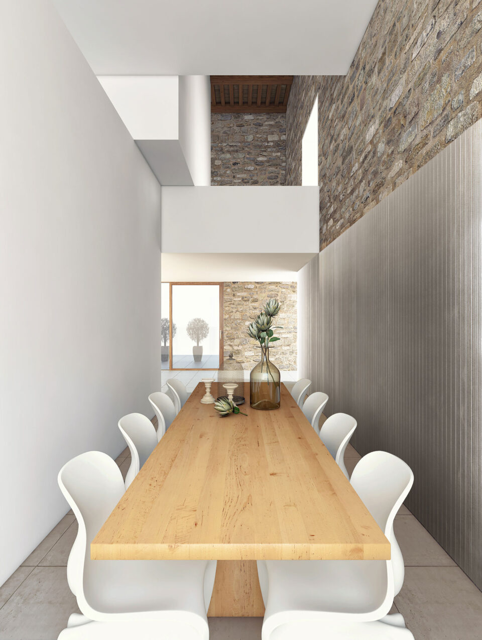 Langer Tisch mit Sessel in einem schmalen Raum