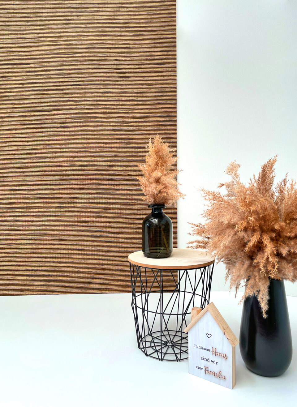 schwarze Vase mit Bambus von einem Naturhintergrund