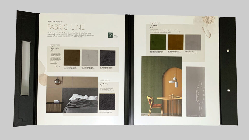 Die Innenseiten der schwarzen Präsentationsmappe sind aufgeklappt