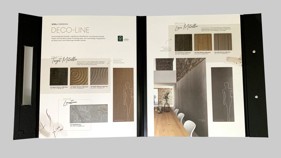 Die Innenseiten der schwarzen Präsentationsmappe sind aufgeklappt