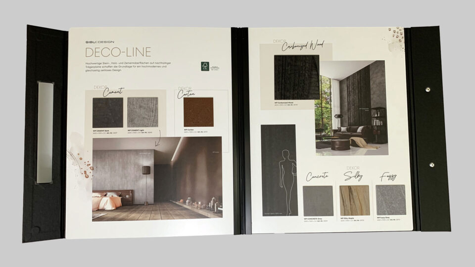 Die Innenseiten der schwarzen Präsentationsmappe sind aufgeklappt