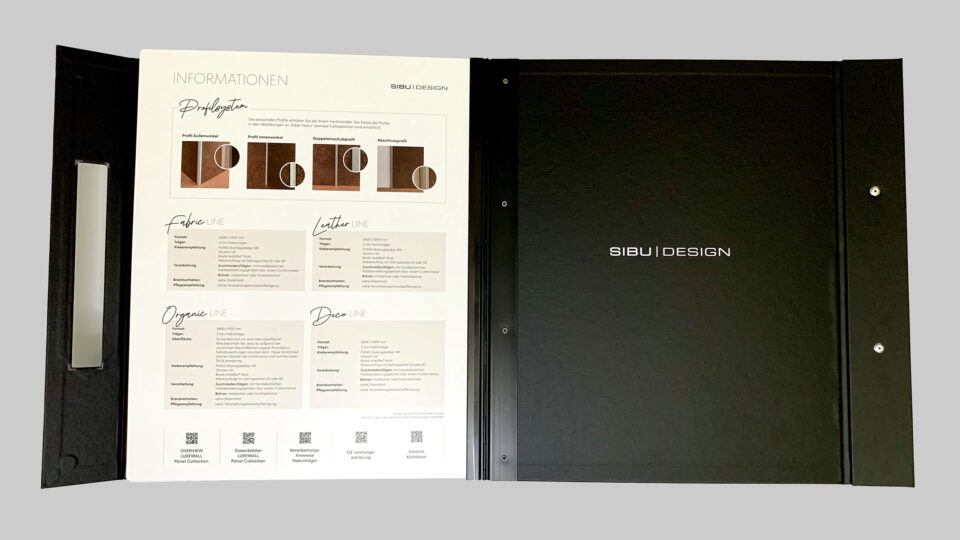 Die Innenseiten der schwarzen Präsentationsmappe sind aufgeklappt