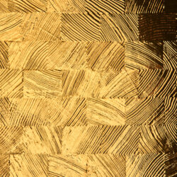 Detailaufnahme eines Designpaneels, dessen Struktur Holzmosaiken ähnelt. Das Oberflächenmaterial des Designs ist spiegelnd wodurch die Licht Reflektionen die Struktur besonders gut zur Geltung bringen. Die Farbe des strukturierten Spiegels ist Gold.