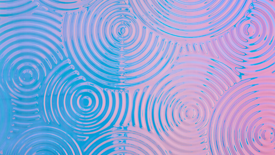 Detailaufnahme eines strukturierten Designpaneels. Die Struktur zeigt verschieden große Kreise die sich hintereinander zeigen und in sich immer kleinere Kreise beinhalten, Die Oberfläche ist spiegelnd und glänzt im Licht. Die Farbe verläuft von blau zu rosa.