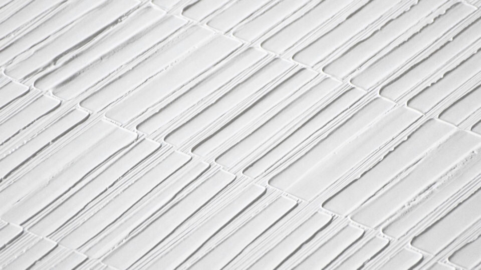 Nahaufnahme einer weißen grob strukturierten handgefertigten Tapete