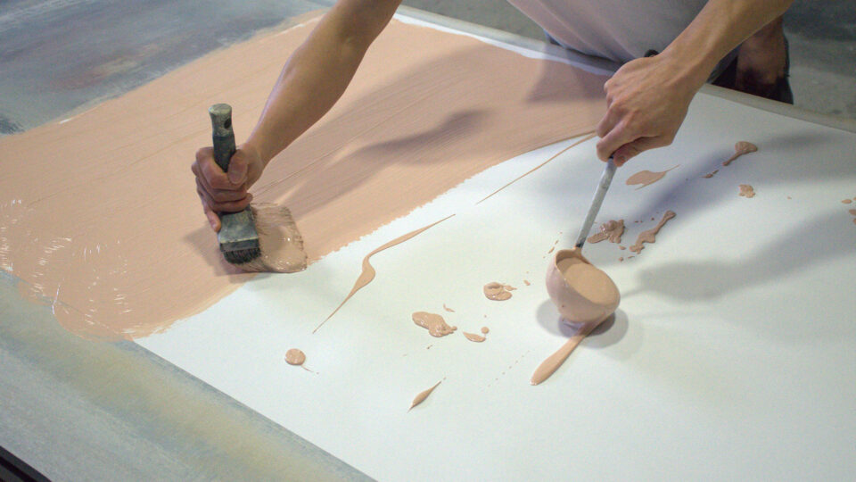 Mit Pinsel und Schöpfer wird die Farbe auf die Grundelemente des Wandbelages aufgetragen