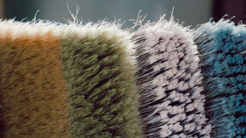 ausgewaschene Fertigungspinsel in verschiedenen Pastellfarben.