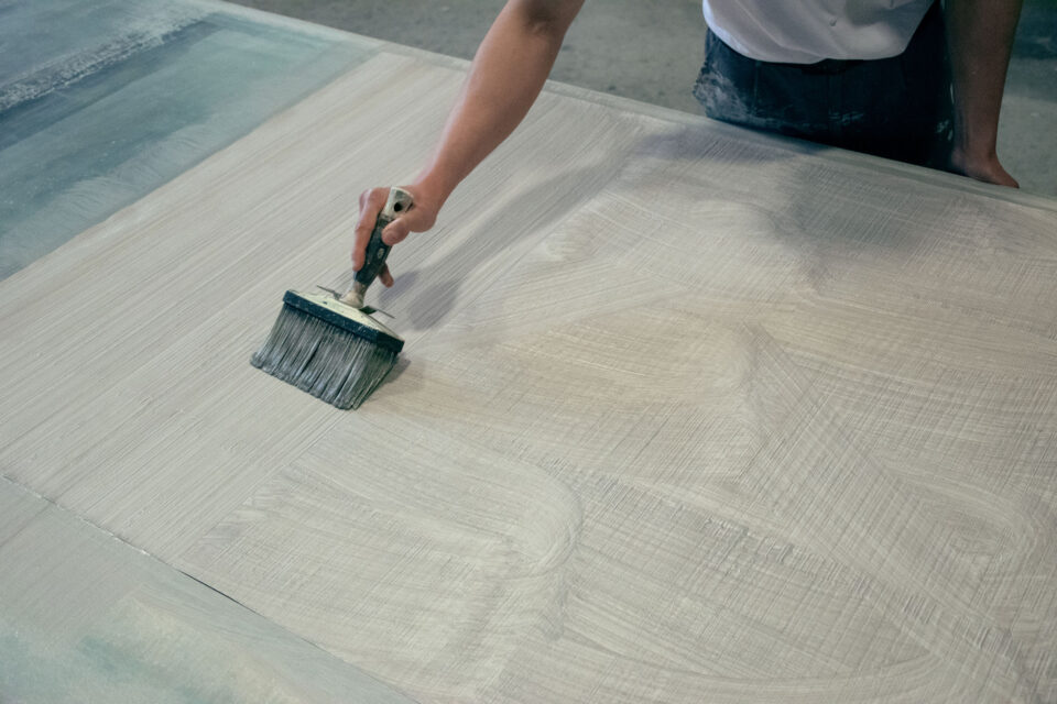 Auftrag einer feinen Struktur auf einen Wandbelag mittels Pinsel und Farbe