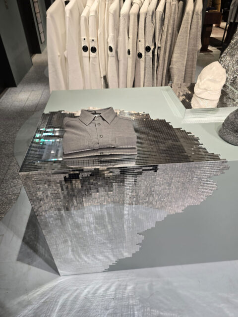 Verkaufspresenter mit silverfarbigen Mosaiken im Detail