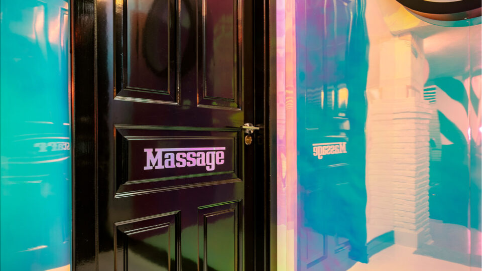 schwarze Türe in einem verspiegelten Raum