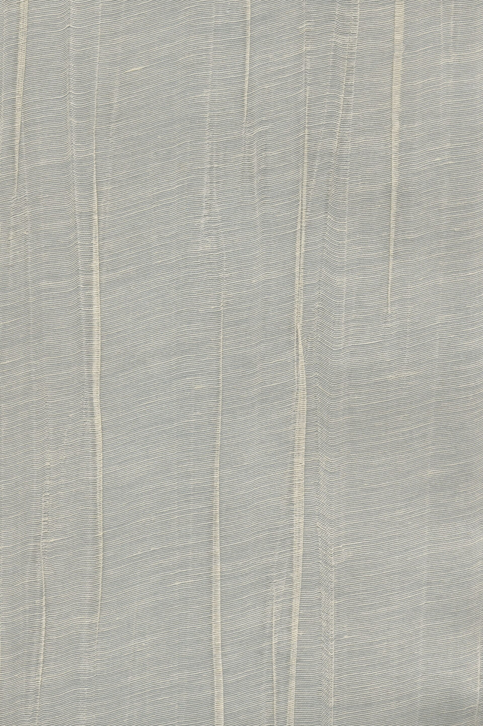 Nahaufnahme Tapetenstruktur, feine und grobe vertikale Rillen in Grau und Beigetönen.