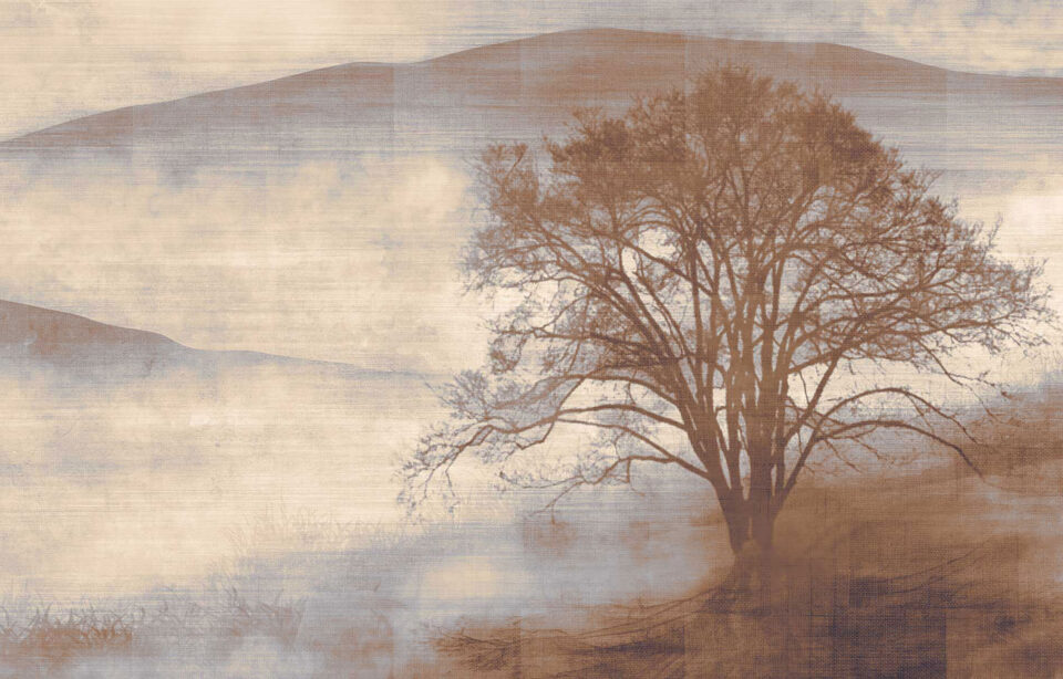 Nahaufnahme Tapete mit Landschaftsabbildung im Nebel, davor ein Baum . Die Farben sind ausgebleicht von einem hellen Creme bis hin zu dunklen Brauntönen.