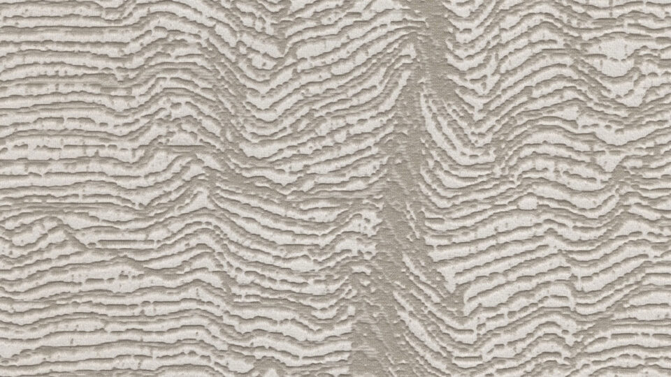 Detailaufnahme Tapete - helle Beigegrautöne die horizontal und fein gewellt von einer vertikalen dickeren Mittellinie weglaufen.