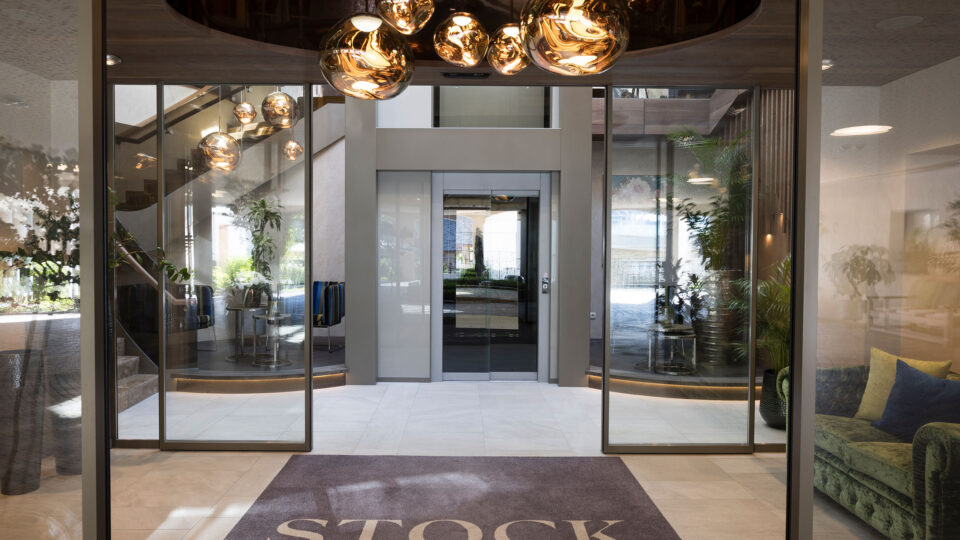 Glaseingangsschiebetür Hotel, sehr modern