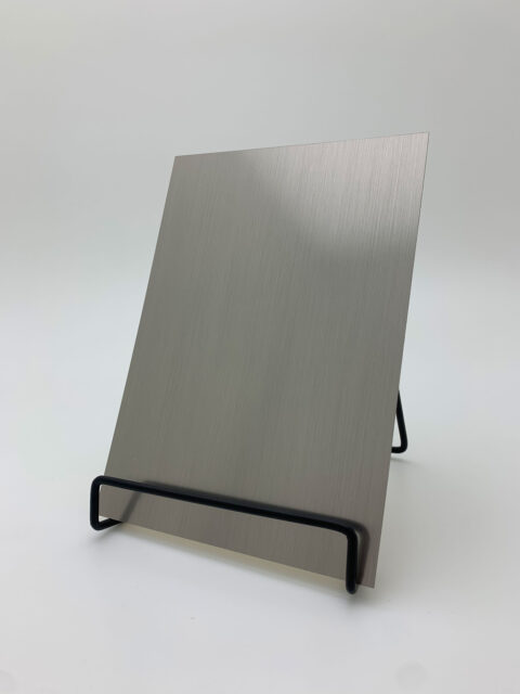 Detailaufnahme in der Größe A5 des gebürsteten Dekors DM Grey brushed matt AR