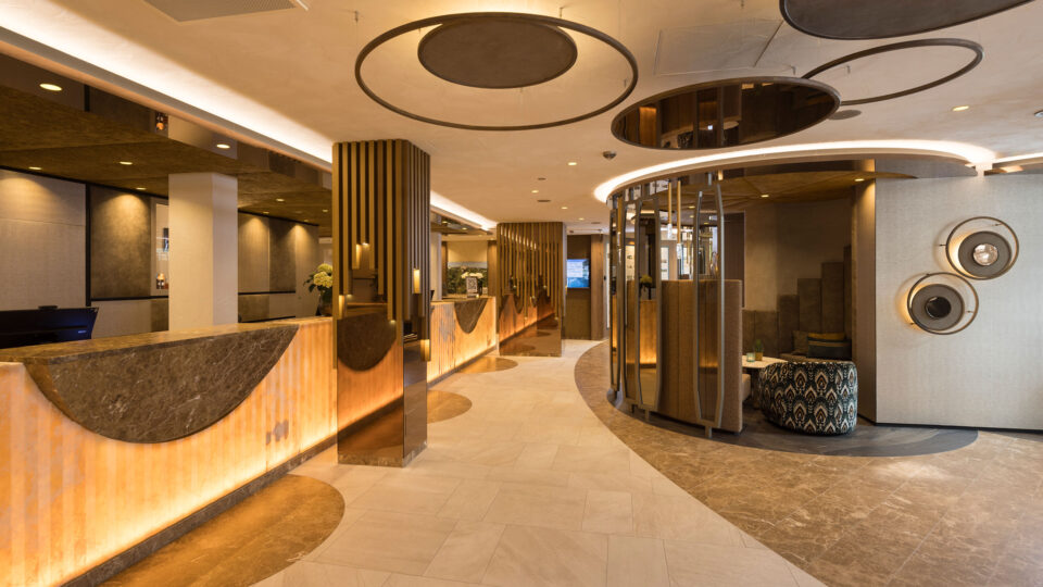 Hotellobby modern in braun und hellen Farbtönen