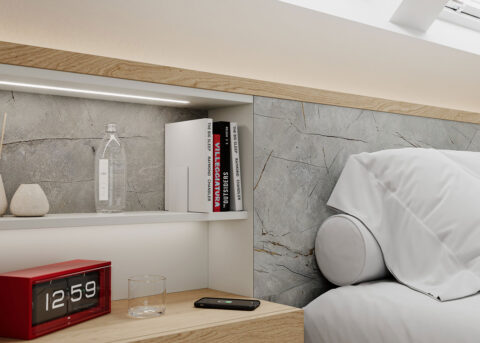 helles Schlafzimmer im Vordergrund ein roter Wecker