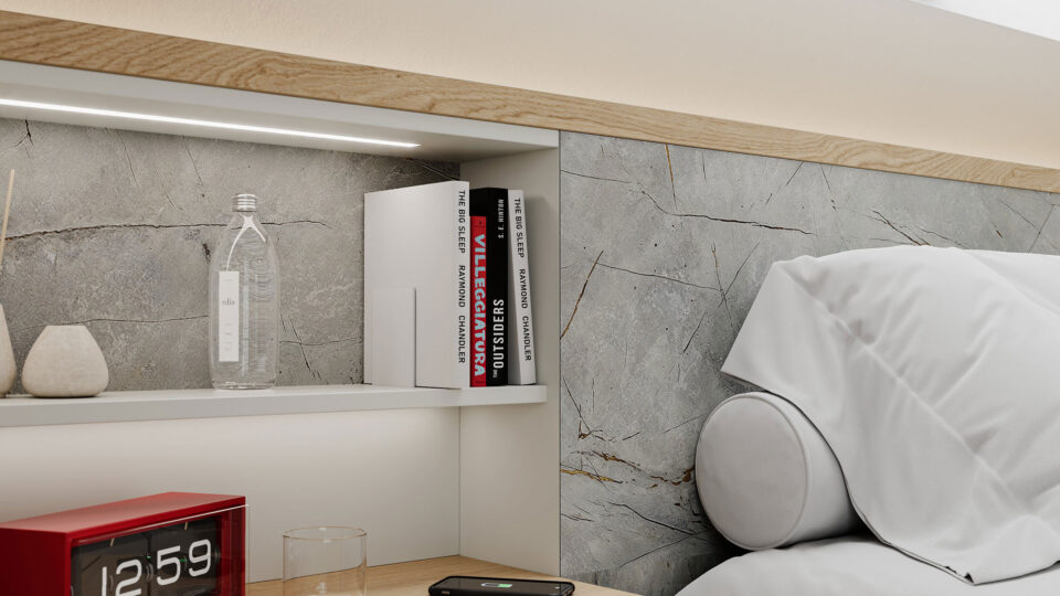 helles Schlafzimmer im Vordergrund ein roter Wecker