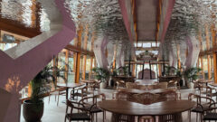 Speiseraum mit Holztischen und Stühlen und schöne spiegel Decke