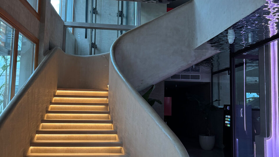 Stiegenaufgang mit Spiegeldecke