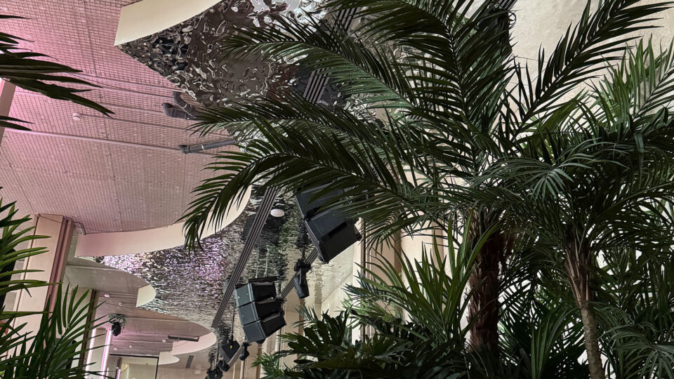 Gangbereich mit Spiegeldecke