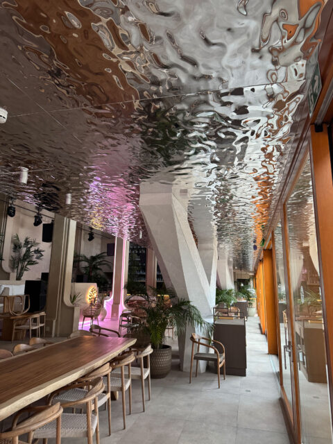 Speiseraum mit Spiegeldecke