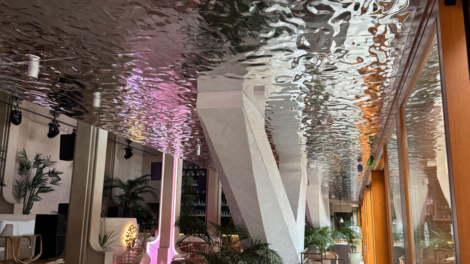 Speiseraum mit Spiegeldecke