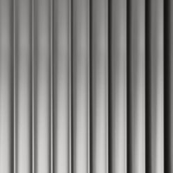 Detailaufnahme eines Designpaneels, dessen Struktur von breiten vertikal verlaufenden Linien geprägt ist. Die Oberfläche ist spiegelnd , der Farbton Silber. Durch die Höhen und Tiefen der Struktur wird ein besonders tiefer Effekt erzeugt der begeistert.