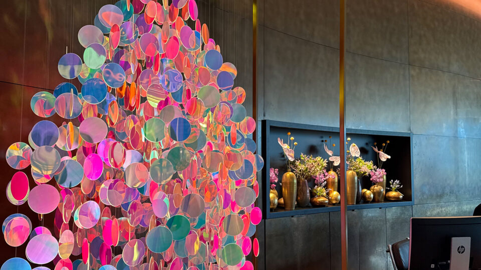 Mosaik aus rosa schimmernden Kreisen