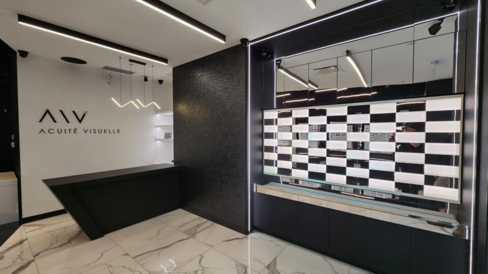 Verkaufsraum in weiß und schwarz - modern eingerichtet