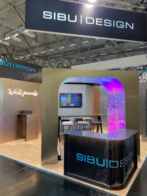 SIBU DESIGN Theke bei einer Messe in der Farbe Anthrazit, mit einem SIBU | DESIGN LOGO.
