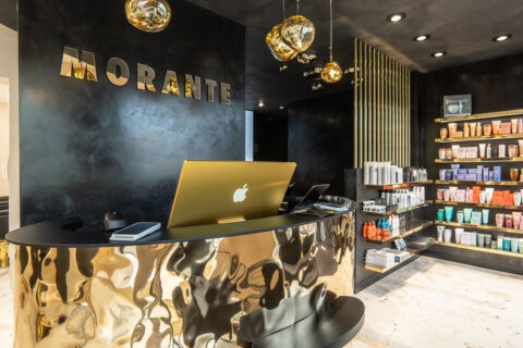 moderne Haarsalon mit auffällige goldener Theke