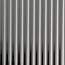 Detailaufnahme eines Designpaneels, dessen Struktur von breiten vertikal verlaufenden Linien geprägt ist. Die Oberfläche ist glänzend spiegelnd und die Farbe ist Silber. Durch die Höhen und Tiefen der Struktur wird ein besonders tiefer Effekt erzeugt der begeistert.