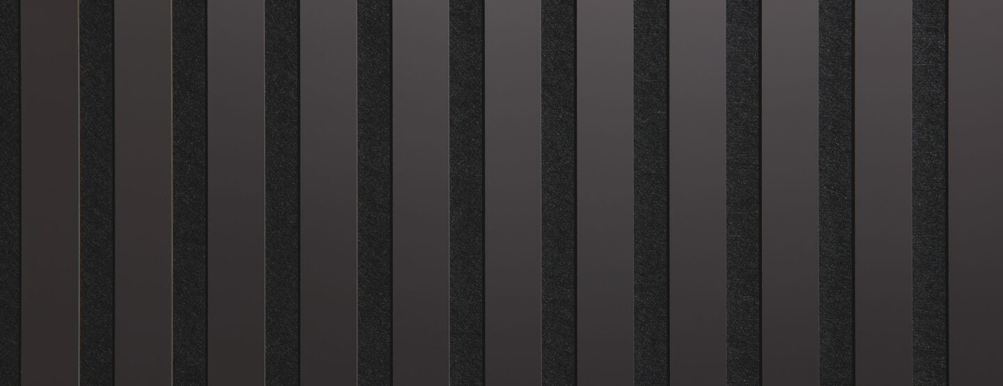 Detailaufnahme eines schallabsorbierenden Akustikpaneels. Die Oberfläche ist schwarz und wird von edlen, spiegelnden anthrazitfarbenen Streifen durchzogen.