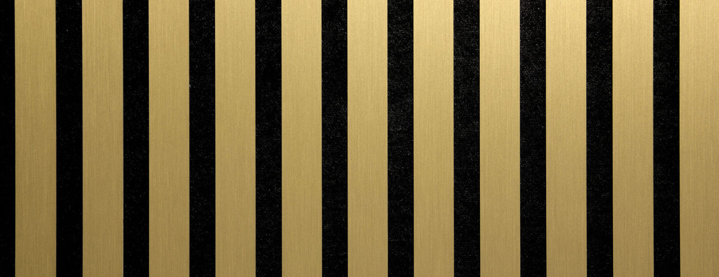 Detailaufnahme eines schallabsorbierenden Akustikpaneels. Die Oberfläche ist schwarz und wird von edlen, goldenen Streifen im gebürsteten Look durchzogen.