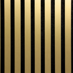Detailaufnahme eines schallabsorbierenden Akustikpaneels. Die Oberfläche ist schwarz und wird von edlen, goldenen Streifen im gebürsteten Look durchzogen.