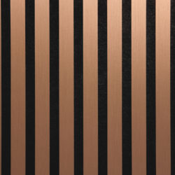 Detailaufnahme eines schallabsorbierenden Akustikpaneels. Die Oberfläche ist schwarz und wird von edlen, kupfernen Streifen im gebürsteten Look durchzogen.