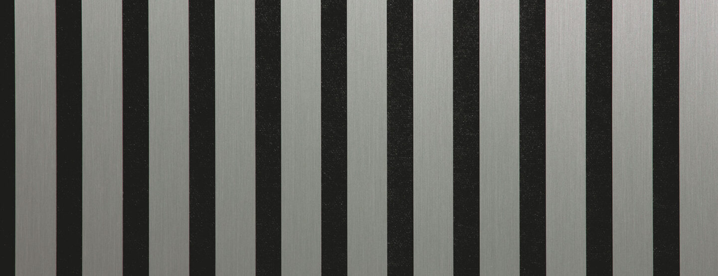 Detailaufnahme eines schallabsorbierenden Akustikpaneels. Die Oberfläche ist schwarz und wird von edlen, metallisch grünen Streifen im gebürsteten Look durchzogen.