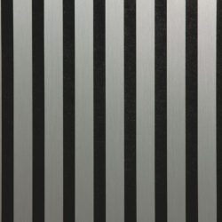 Detailaufnahme eines schallabsorbierenden Akustikpaneels. Die Oberfläche ist schwarz und wird von edlen, metallisch grünen Streifen im gebürsteten Look durchzogen.