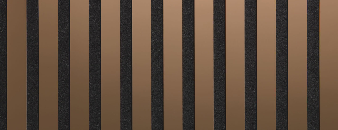 Detailaufnahme eines schallabsorbierenden Akustikpaneels. Die Oberfläche ist schwarz und wird von edlen, spiegelnden, rosa goldenen Streifen durchzogen.