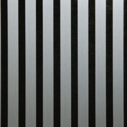 Detailaufnahme eines schallabsorbierenden Akustikpaneels. Die Oberfläche ist schwarz und wird von edlen, silbernen Streifen im gebürsteten Look durchzogen.