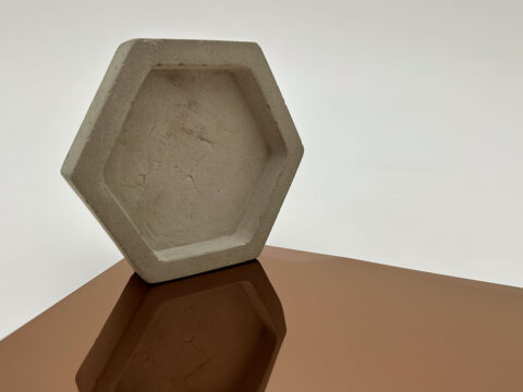 Reflective decor - SL FACET Green Steel brushed - with concrete honeycomb