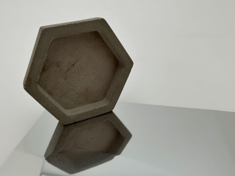 Reflective decor - SL FACET Silver - with concrete honeycomb