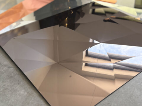 Like the cut of a diamond, the structure of the SL DIAMOND Anthracite pattern appears. Its design surface reflects the room in a fragmented way.