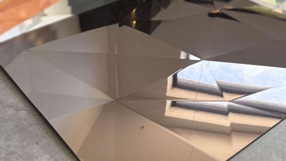 Like the cut of a diamond, the structure of the SL DIAMOND Anthracite pattern appears. Its design surface reflects the room in a fragmented way.