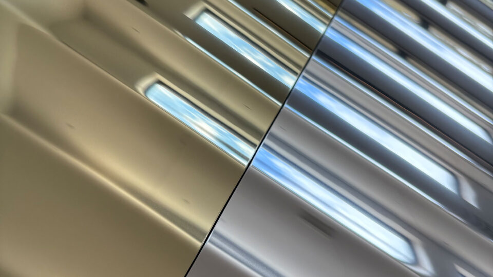 Four fanned-out color variants of the structured wall panel SL PILLAR are shown.