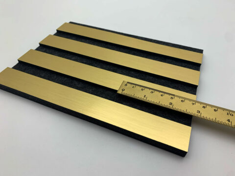 Detailaufnahme mit Lineal des ACOUSTIC WALL PANELS AP in der Farbe Brass