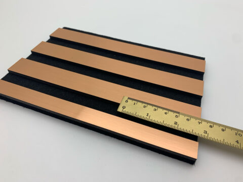 Detailaufnahme mit Lineal des ACOUSTIC WALL PANELS AP in der Farbe Copper