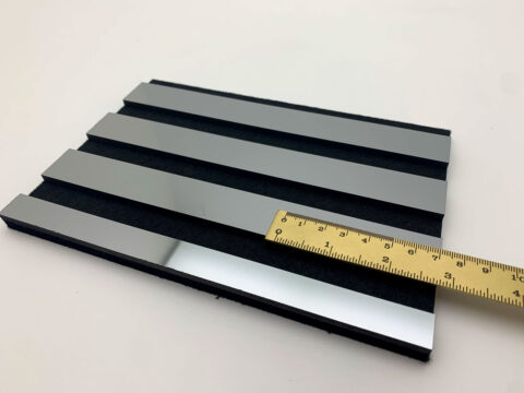 Detailaufnahme mit Lineal des ACOUSTIC WALL PANELS AP in der Farbe Fashion Grey