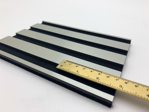 Detailaufnahme mit Lineal des ACOUSTIC WALL PANELS AP in der Farbe Green Steel